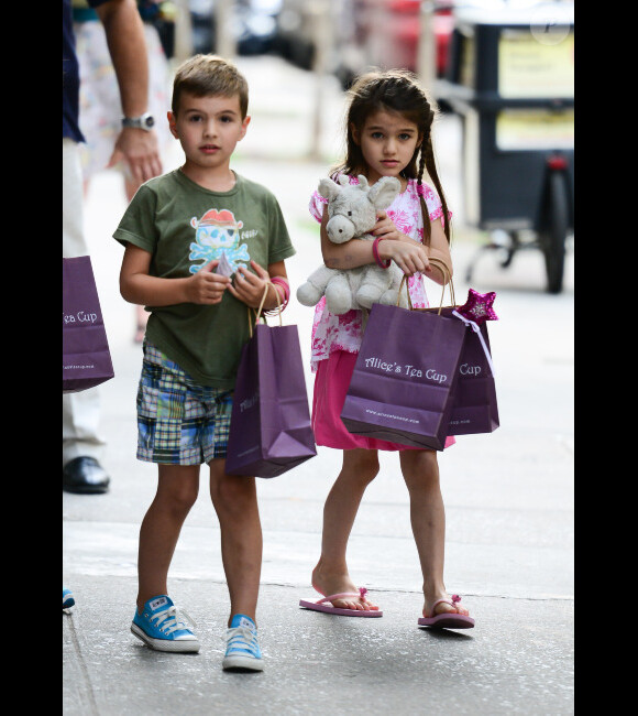 Katie Holmes passe une journée complice avec sa fille et ses amis dans les rues de New York, le 5 juillet 2012 - Serait-ce le petit-ami de Suri ?