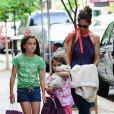 Katie Holmes passe une journée complice avec sa fille et ses amis à New York, le 5 juillet 2012