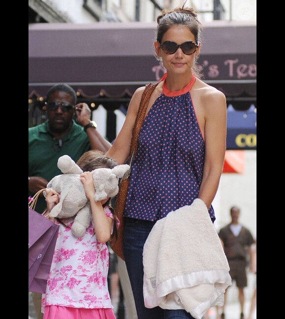 Katie Holmes passe une journée complice avec sa fille et ses amis à New York, le 5 juillet 2012 - Katie Holmes reste toujours aux côtés de sa fille