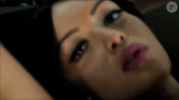 Nabilla très sexy dans le clip de Dingue de toi Nabi-Nabilla de Sofiane