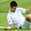 Novak Djokovic à terre durant son duel face à Roger Federer en demi-final du tournoi de Wimbledon. Londres, le 6 juillet 2012.