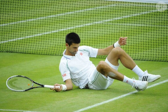 Novak Djokovic à terre durant son duel face à Roger Federer en demi-final du tournoi de Wimbledon. Londres, le 6 juillet 2012.