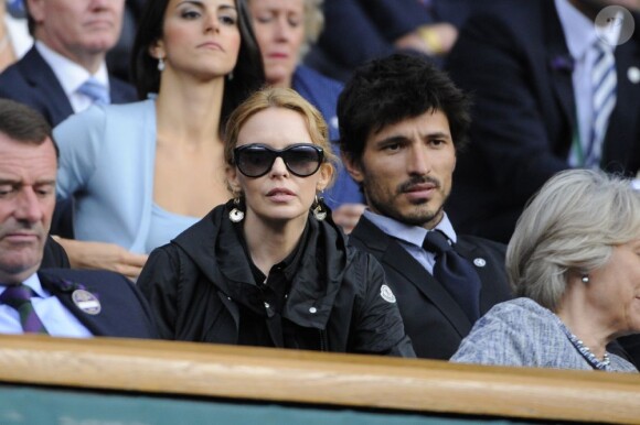 Kylie Minogue et son compagnon Andres Velencoso assistent à la première demi-finale du tournoi de Wimbledon. Londres, le 6 juillet 2012.