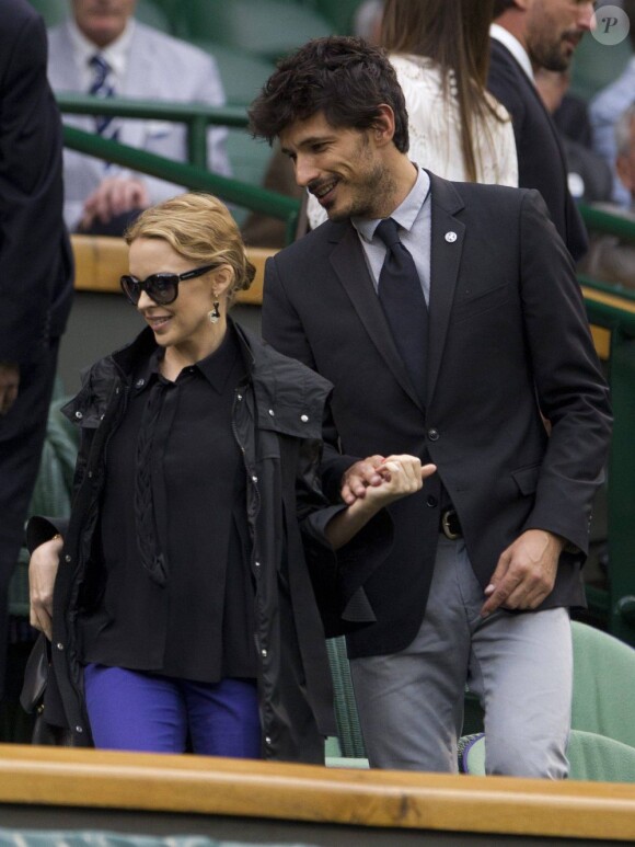 Kylie Minogue et Andres Velencoso, deux amoureux dans les tribunes de Wimbledon pour observer Novak Djokovic et Roger Federer se disputer une place en finale du tournoi. Londres, le 6 juillet 2012.