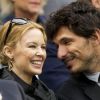 Kylie Minogue et Andres Velencoso, deux amoureux dans les tribunes de Wimbledon pour observer Novak Djokovic et Roger Federer se disputer une place en finale du tournoi. Londres, le 6 juillet 2012.