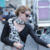 Emma Watson embarque à bord d'une voiture, à Londres, le vendredi 22 juin 2012.