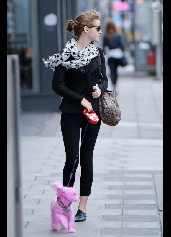 Emma Watson se promène à Londres, le vendredi 22 juin 2012.