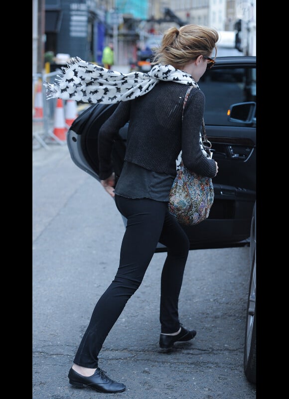 Emma Watson, égérie Lancôme, se promène à Londres, le vendredi 22 juin 2012.