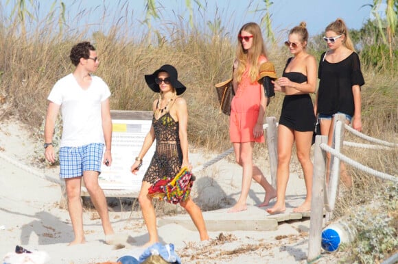 Paris Hilton, entourée d'amis, sur une plage de Formentera, à Ibiza, le samedi 7 juillet 2012.