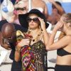 Paris Hilton, lunettes oversize sur le nez, sur une plage de Formentera, à Ibiza, le samedi 7 juillet 2012.