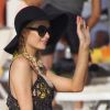 Paris Hilton salue les vacanciers sur une plage de Formentera, à Ibiza, le samedi 7 juillet 2012.