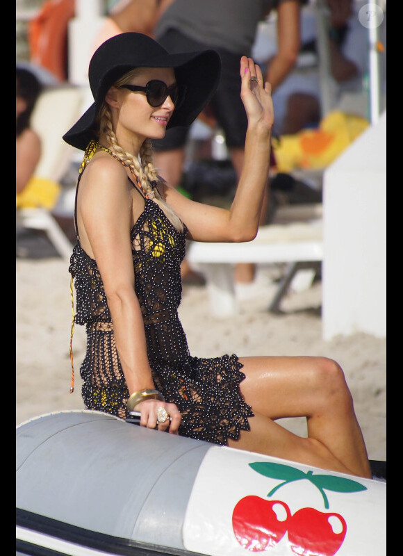 Paris Hilton salue les vacanciers sur une plage de Formentera, à Ibiza, le samedi 7 juillet 2012.