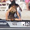 Paris Hilton embarque sur un bateau pneumatique à Formentera, à Ibiza, le samedi 7 juillet 2012.