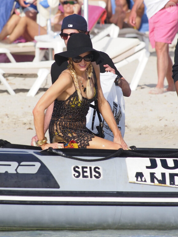 Paris Hilton embarque sur un bateau pneumatique à Formentera, à Ibiza, le samedi 7 juillet 2012.