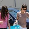 Rachel Bilson, panier à linge à la main, sort faire quelques courses avec sa soeur Hattie à Los Angeles, le lundi 9 juillet 2012.
