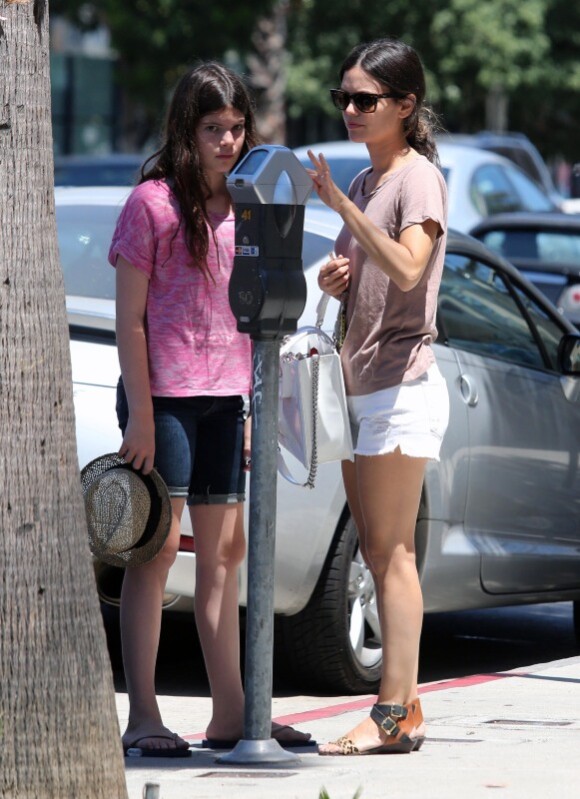 Rachel Bilson sort faire quelques courses avec sa soeur Hattie à Los Angeles, le lundi 9 juillet 2012.