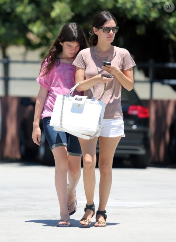 Rachel Bilson sort faire quelques courses avec sa soeur à Los Angeles, le lundi 9 juillet 2012.