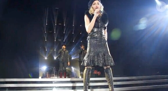 Madonna en plein spectacle. Image extraite de Inside the DNA of MDNA, dans les coulisses du MDNA Tour à Rome, le 12 juin. Réalisé par Stéphane Sennour.