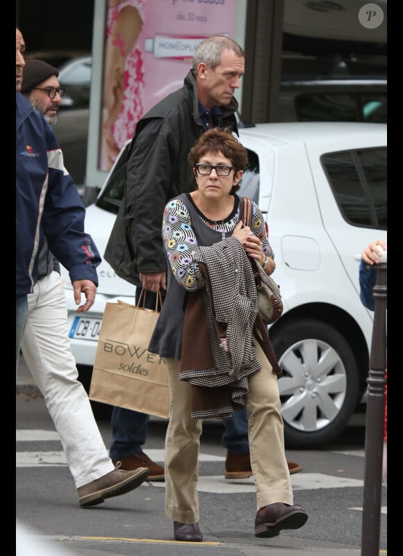 Joanne Green, l'épouse de Hugh Laurie, fait un peu de shooping avant d'aller déjeuner dans le quartier du Marais avant son concert au Grand Rex le 10 juillet 2012 à Paris