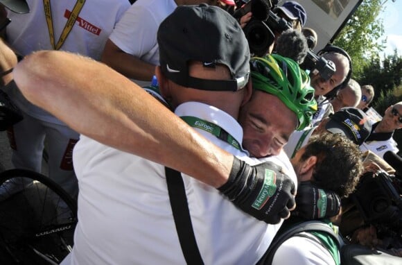 Thomas Voeckler félicité par le staff de l'équipe Europcar après avoir décroché sa première victoire d'étape sur le Tour de France le 11 juillet 2012 entre Mâcon et Bellegarde-sur-Valserine