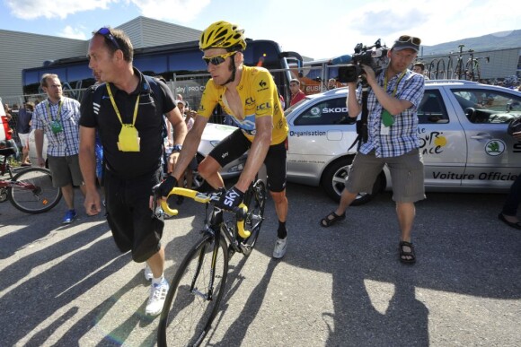 Bradley Wiggins, maillot jaune à l'issue de la dixième étape sur le Tour de France le 11 juillet 2012 entre Mâcon et Bellegarde-sur-Valserine