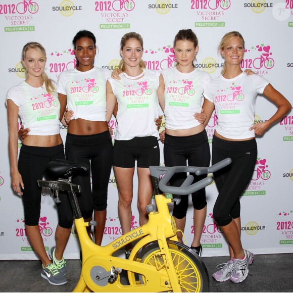 Les sexy tops Lindsay Ellingson, Arlenis Sosa, Doutzen Kroes, Behati Prinsloo, Erin Heatherton ont mouillé le maillot lors d'un événement sportif et caritatif à New York le 11 juillet 2012