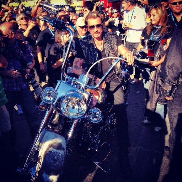 Johnny Hallyday, sur une Harley à son effigie, participe à la randonnée du courage Pat Burns pour la recherche contre le cancer, à Québec, le 10 juillet 2012.