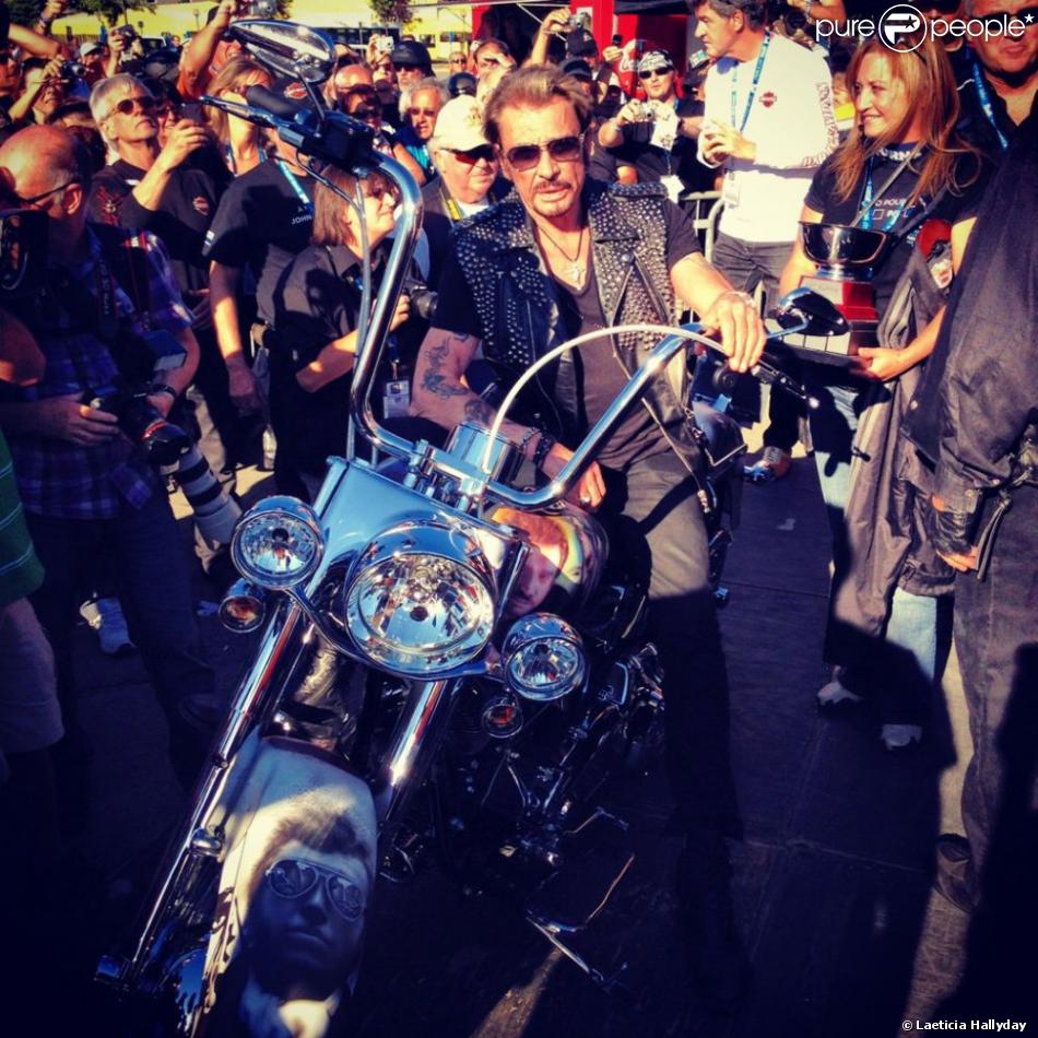 Johnny Hallyday, sur une Harley à son effigie, participe à la randonnée du courage Pat Burns pour la recherche contre le cancer, à Québec, le 10 juillet 2012.