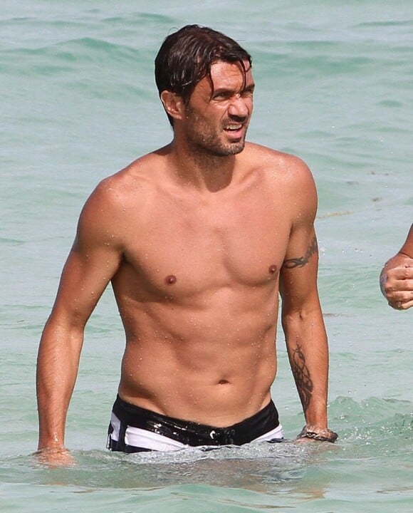 Paolo Maldini, toujours aussi musclé malgré la retraite en vacances sous le soleil de Miami le 11 juillet 2012