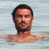 Paolo Maldini profite d'un petit bain de mer en vacances sous le soleil de Miami le 11 juillet 2012