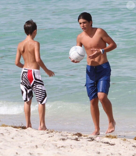 Paolo Maldini avec sa femme Adriana Fossa et leurs deux fils, Christian et Daniel en vacances sous le soleil de Miami le 11 juillet 2012