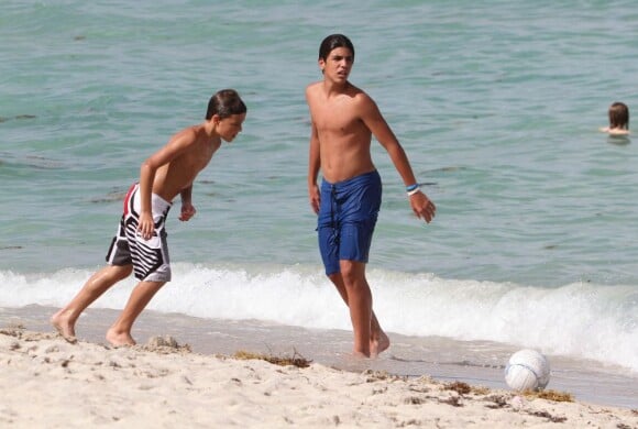 Les deux fils de Paolo Maldini, Christian et Daniel, ne peuvent s'empêcher de faire comme papa en vacances sous le soleil de Miami le 11 juillet 2012