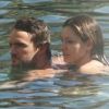 Kelly Brook et Thom Evans en pleine baignade dans les eaux thermales de l'île d'Ischia. Le 12 juillet 2012.
