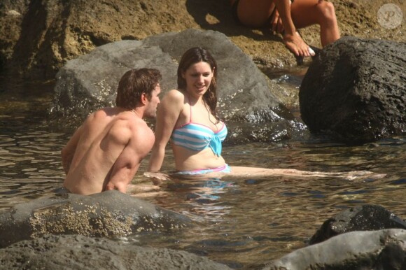 Kelly Brook et son compagnon Thom Evans se baignent dans les eaux thermales de l'île d'Ischia. Le 12 juillet 2012.