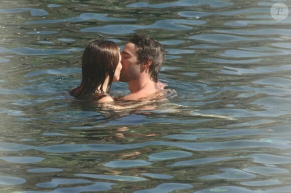 Kelly Brook et son compagnon Thom Evans pris en flagrant délit de baisers sur l'île d'Ischia. Le 12 juillet 2012.