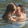 L'ambiance est torride entre Kelly Brook et Thom Evans qui se baignent dans les eaux thermales de l'île d'Ischia. Le 12 juillet 2012.
