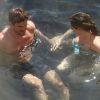 Kelly Brook et son chéri athlète Thom Evans se baignent dans les eaux thermales de l'île d'Ischia. Le 12 juillet 2012.