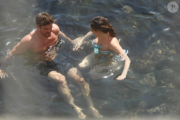 Kelly Brook et son chéri athlète Thom Evans se baignent dans les eaux thermales de l'île d'Ischia. Le 12 juillet 2012.