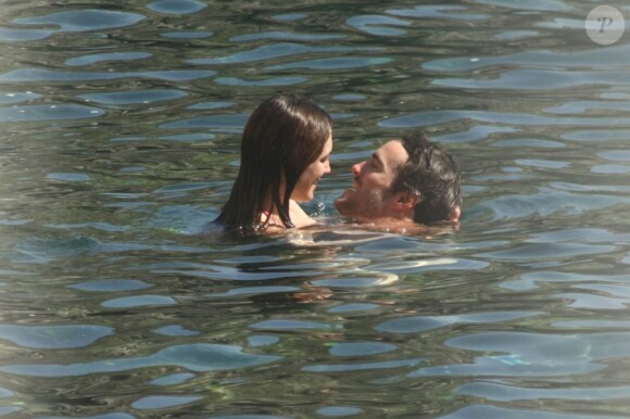 Kelly Brook et son compagnon Thom Evans batifolent dans les eaux thermales de l'île d'Ischia. Le 12 juillet 2012.