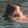 Les eaux thermales de l'île d'Ischia réveillent les envies coquines de Kelly Brook et Thom Evans, surpris durant leur baignade. Le 12 juillet 2012.