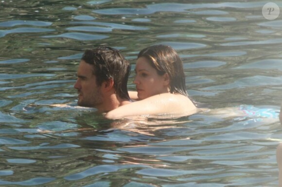 Kelly Brook et son compagnon Thom Evans se baignent dans les eaux thermales de l'île d'Ischia. Le 12 juillet 2012.