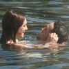 Kelly Brook et son compagnon Thom Evans batifolent dans les eaux thermales de l'île d'Ischia. Le 12 juillet 2012.