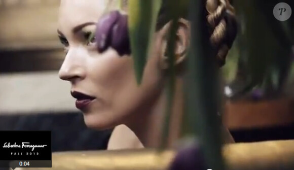 Kate Moss devient mystérieuse en beauté froide dans la campagne Ferragamo. Capture d'écran du spot vidéo