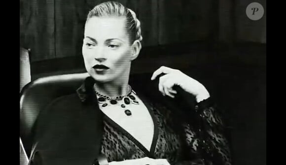 Kate Moss sexy et séductrice dans la campagne Ferragamo. Capture d'écran du spot vidéo