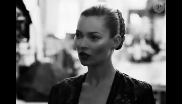 Kate Moss séductrice dans la campagne Ferragamo. Capture d'écran du spot vidéo