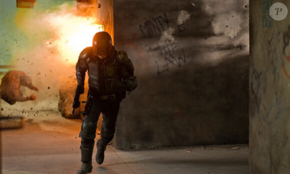 Karl Urban dans Dredd 3D de Pete Travis.
