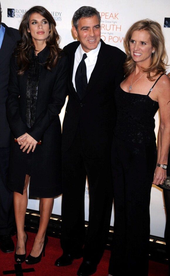 Kerry Kennedy (photo : en novembre 2010 lors d'un gala de sa fondation, avec George Clooney), fille de Robert F. Kennedy Sr. et soeur de RFK Jr., a été arrêtée vendredi 13 juillet 2012 après avoir été impliquée, sous l'emprise de la drogue, dans un accident avec un camion dans l'Etat de New York.