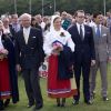 La princesse Victoria de Suède a fêté son 35e anniversaire le 14 juillet 2012, assistant comme chaque année dans la soirée au festival de Borgholm, sur l'île d'Öland, en habit traditionnel et en compagnie de sa famille - le prince Daniel, le roi Carl XVI Gustaf, la reine Silvia, le prince Carl Philip et la princesse Madeleine.