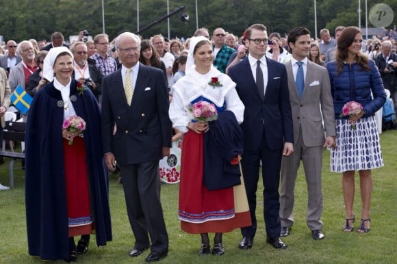 La princesse Victoria de Suède a fêté son 35e anniversaire le 14 juillet 2012, assistant comme chaque année dans la soirée au festival de Borgholm, sur l'île d'Öland, en habit traditionnel et en compagnie de sa famille - le prince Daniel, le roi Carl XVI Gustaf, la reine Silvia, le prince Carl Philip et la princesse Madeleine.