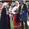 Trempé en 2011, le roi était paré, cette fois. La princesse Victoria de Suède a fêté dans la joie et l'allégresse son 35e anniversaire le 14 juillet 2012, assistant comme chaque année dans la soirée au festival de Borgholm, sur l'île d'Öland, en habit traditionnel et en compagnie de sa famille - le prince Daniel, le roi Carl XVI Gustaf, la reine Silvia, le prince Carl Philip et la princesse Madeleine.